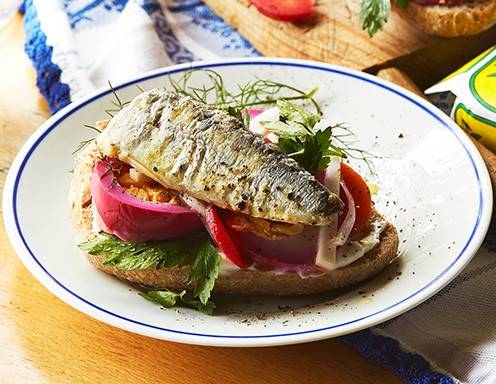 Eingelegte Eier Tartine mit Nuri Sardinen Rezept