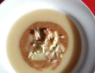 Kohlrabi-Apfel-Suppe mit Haselnuss-Pesto