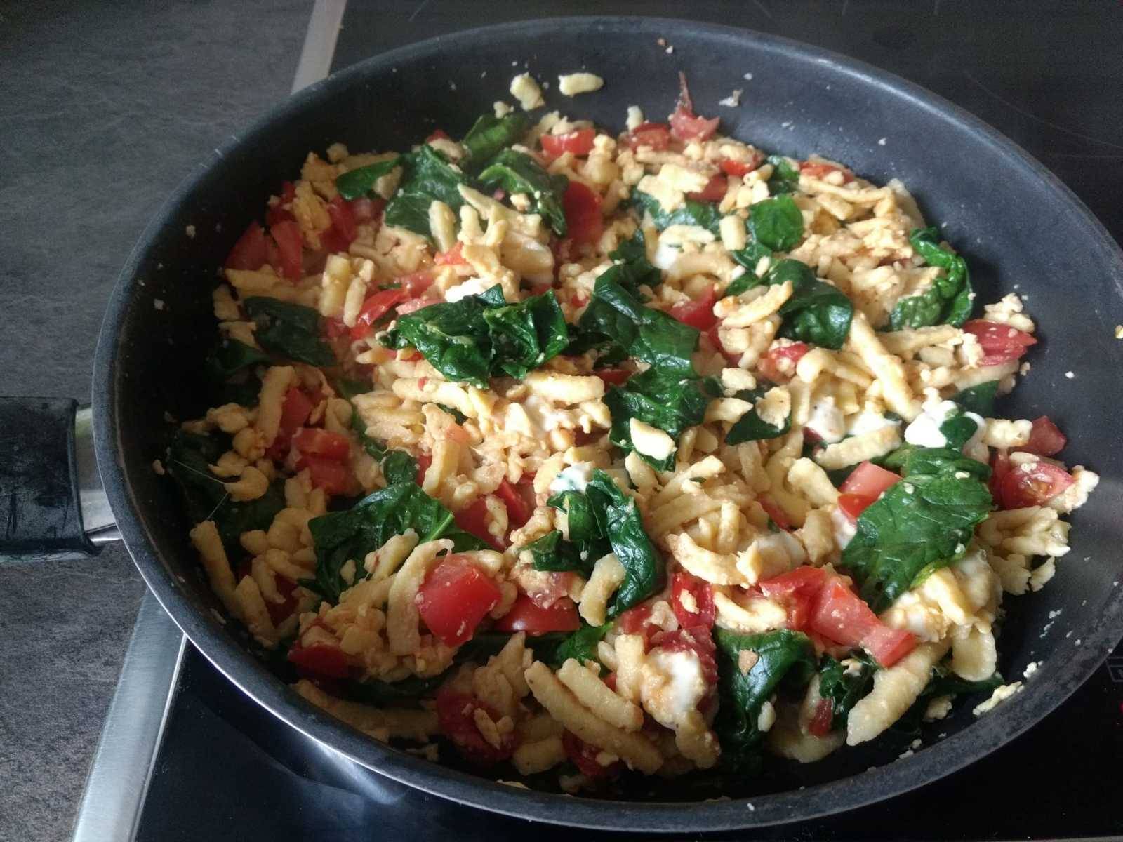 Eierspätzle mit Tomaten und Spinat
