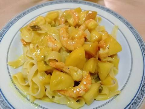 Spaghetti mit Shrimps in Currysahne