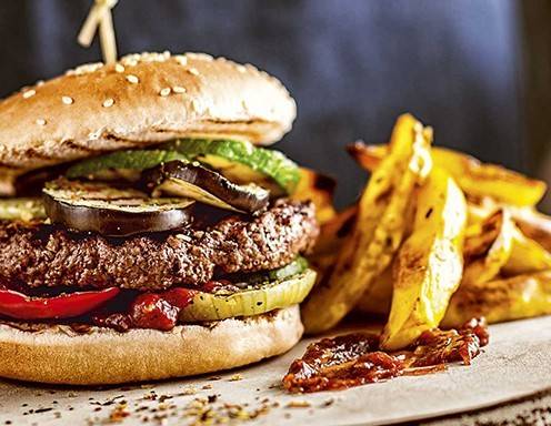 Burger mit Grillgemüse und Kartoffel-Wedges