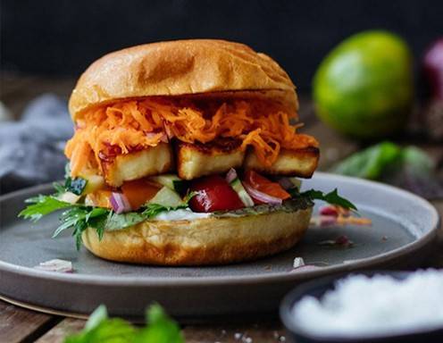 Grillkäse Burger mit Karottensalat