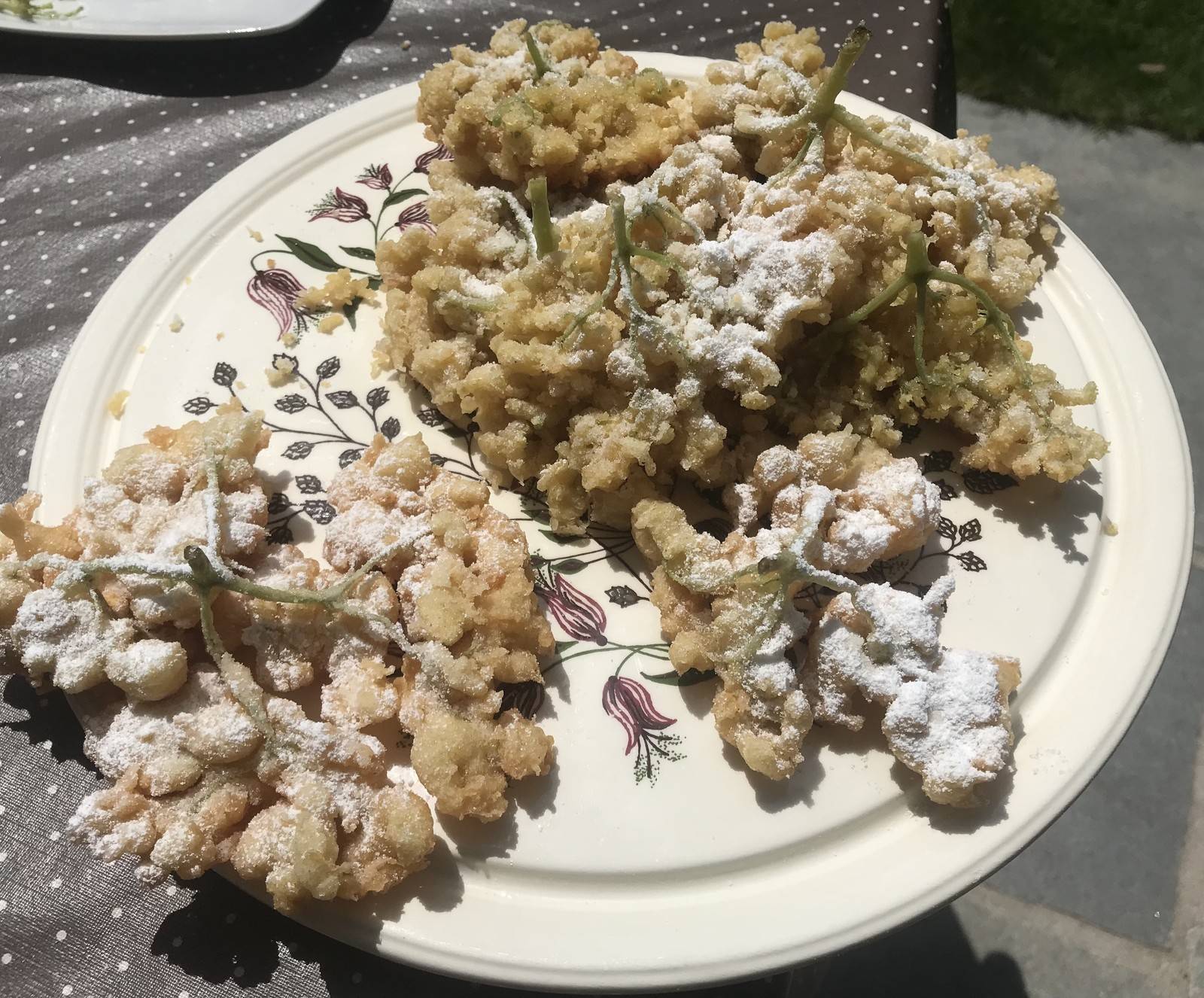 Holunderblüten im Weinteig Rezept - ichkoche.de