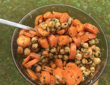 Gemüsesalat mit Kichererbsen Gemüsesalat mit Kichererbsen