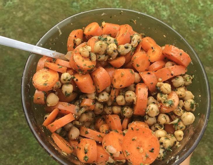 Gemüsesalat mit Kichererbsen Gemüsesalat mit Kichererbsen