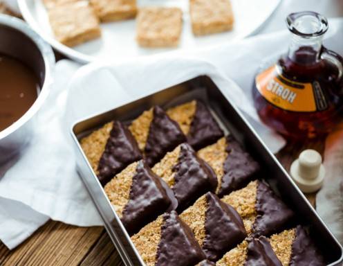 Kokosrumschnitten mit Weichselmarmelade