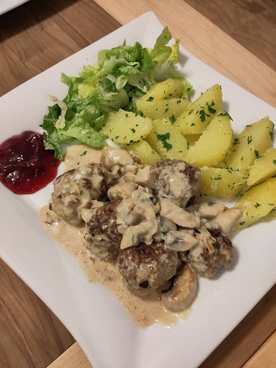 Faschierte Bällchen Mit Champignonsauce, Kartoffeln Und Salat Rezept ...