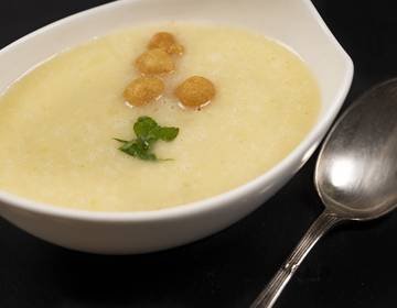 Weiße Zwiebelcremesuppe Weiße Zwiebelcremesuppe