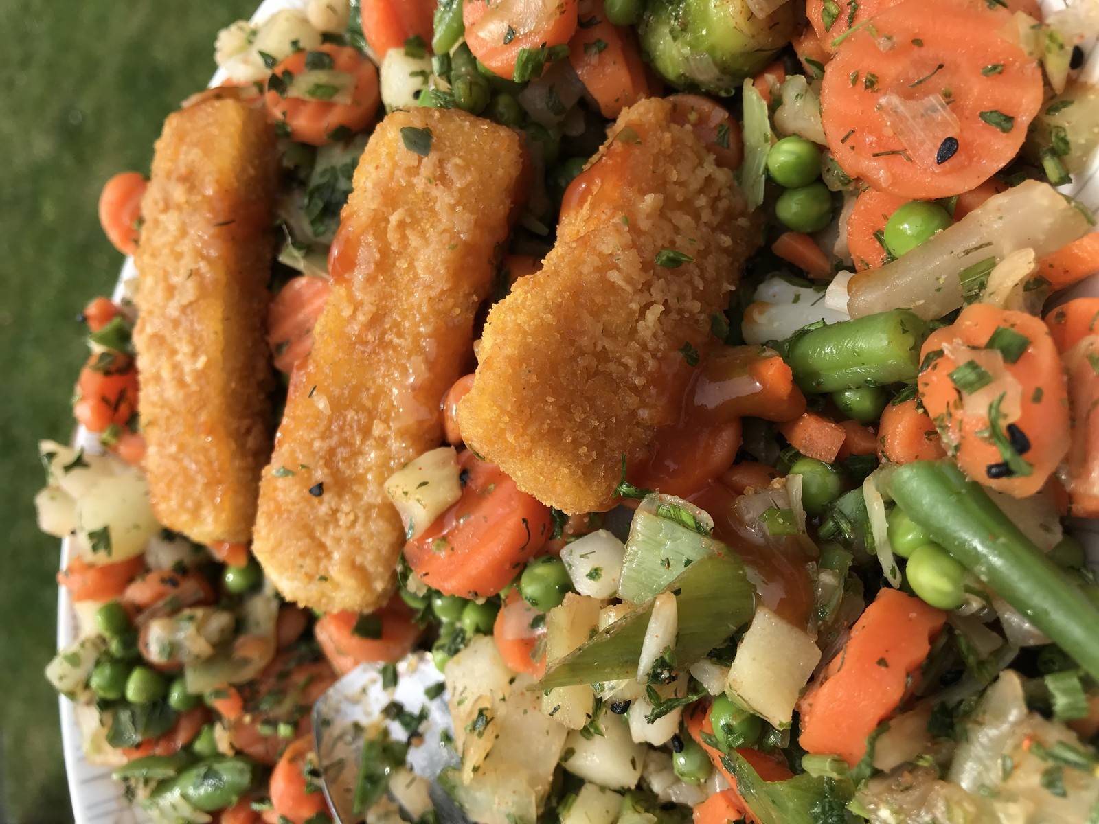 Fischstäbchen auf Gemüsebett Rezept - ichkoche.ch