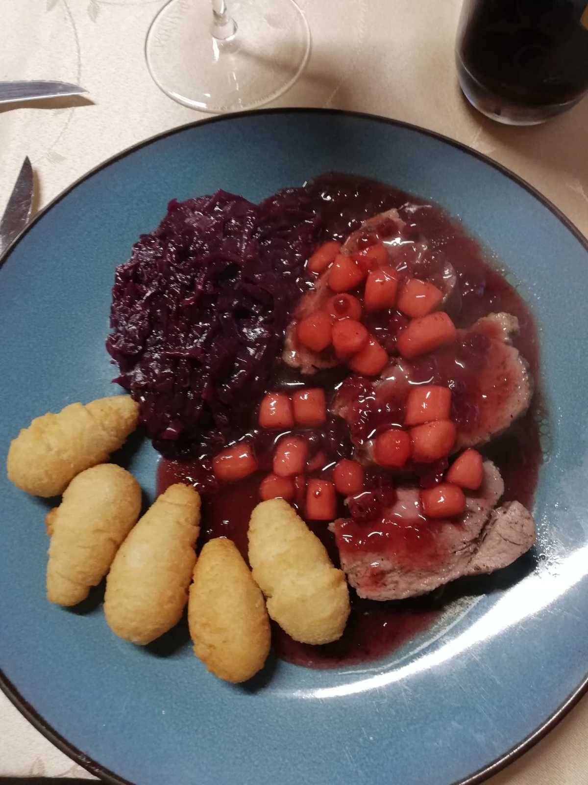 Eisreindling mit gedünsteten Äpfeln und Walnüssen Rezept - ichkoche.at Eisreindling mit gedünsteten Äpfeln und Walnüssen Rezept - ichkoche.at