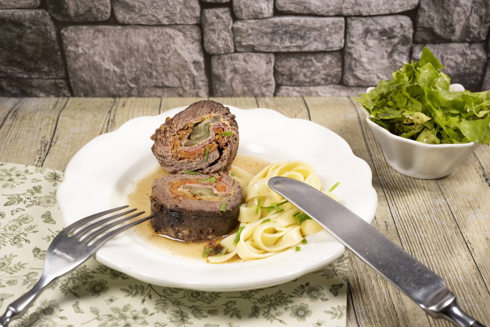 Rindsrouladen mit Bandnudeln