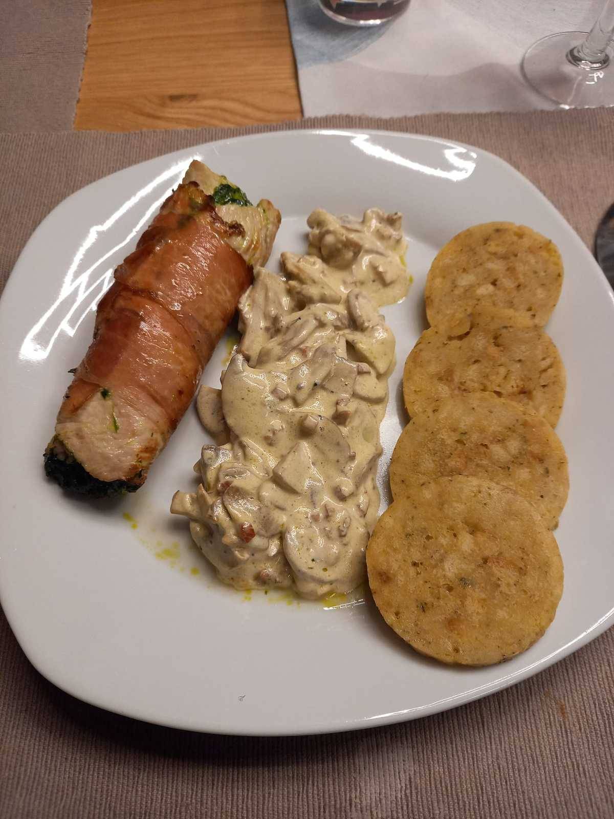 Bärlauch Cordon Bleu mit Schwammerlsoße und Fertig-Knödel