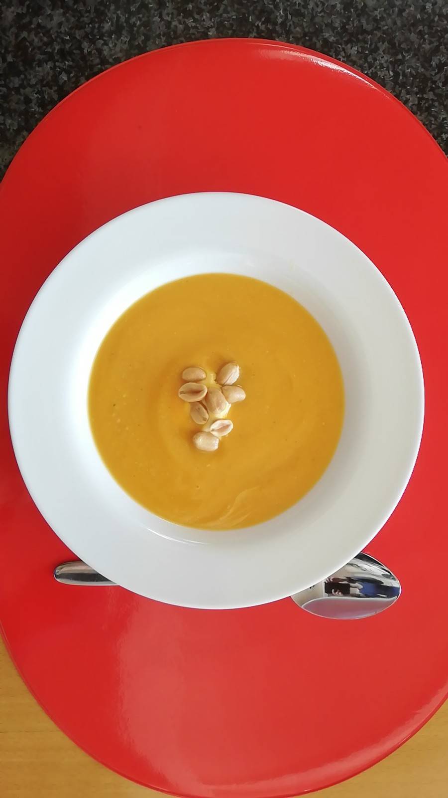 Süsskartoffelsuppe mit Erdnüssen