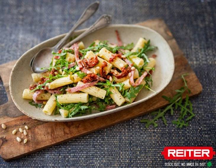 Nudelsalat mit getrockneten Tomaten, Pinienkernen und Reiter Schwarzwälder Nudelsalat mit getrockneten Tomaten, Pinienkernen und Reiter Schwarzwälder