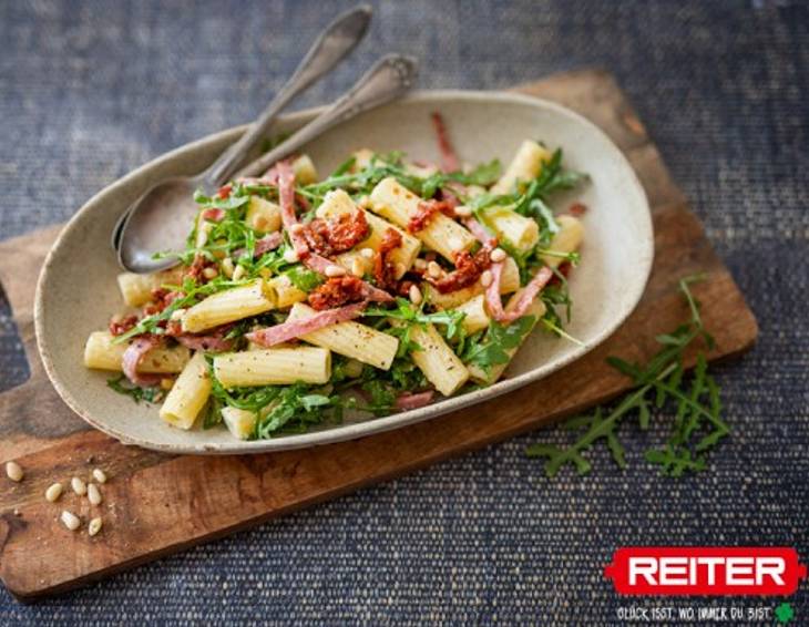 Nudelsalat mit getrockneten Tomaten, Pinienkernen und Reiter Schwarzwälder