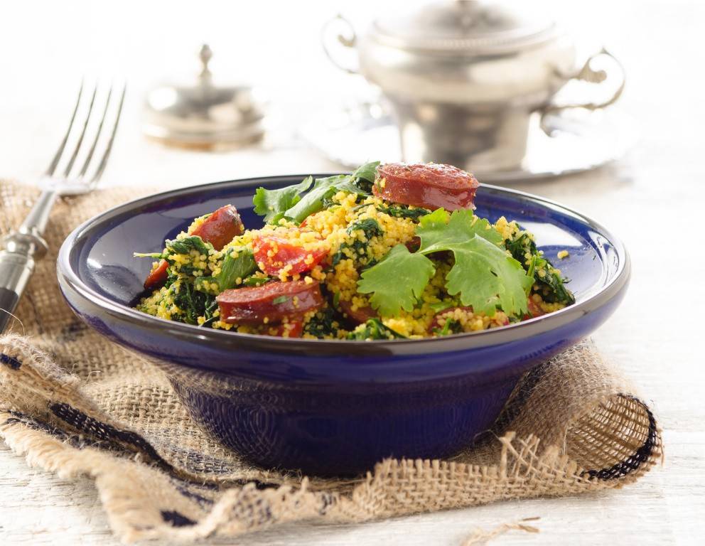 Couscous-Spinat-Eintopf mit scharfen Würstchen