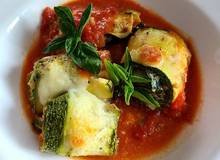 Zucchini-Cannelloni mit Mangold-Ricotta-Füllung Zucchini-Cannelloni mit Mangold-Ricotta-Füllung