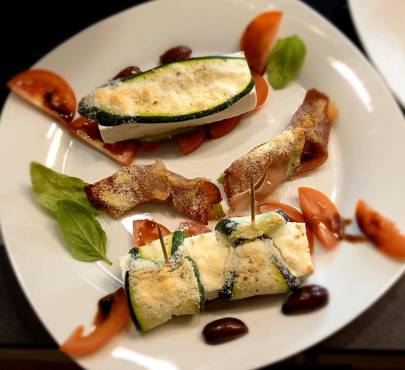 Schafskäse mit Zucchini und Avocado mit Schinken