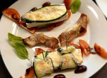 Schafskäse mit Zucchini und Avocado mit Schinken Schafskäse mit Zucchini und Avocado mit Schinken