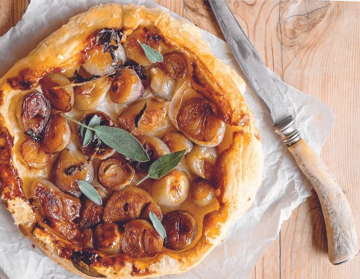 Zwiebel-Tarte-Tatin mit Salbeibutter Zwiebel-Tarte-Tatin mit Salbeibutter