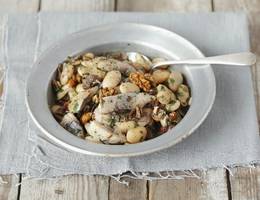 Heringssalat mit Bohnen, Pilzen, Zwiebeln und Walnüssen Heringssalat mit Bohnen, Pilzen, Zwiebeln und Walnüssen