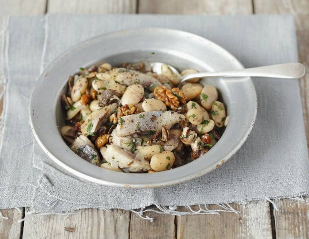 Heringssalat mit Bohnen, Pilzen, Zwiebeln und Walnüssen Heringssalat mit Bohnen, Pilzen, Zwiebeln und Walnüssen