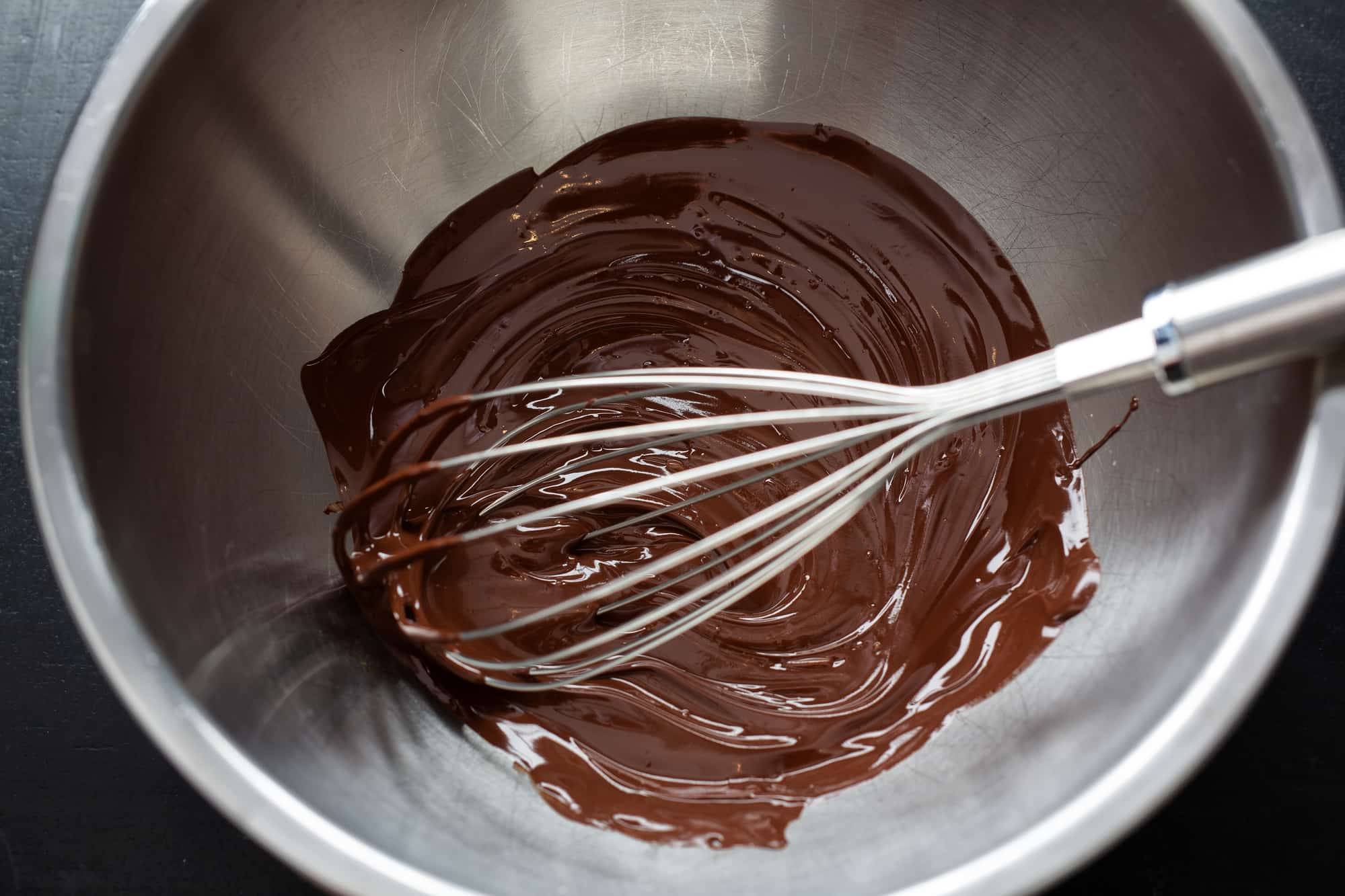 Was mache ich, wenn die Schokolade beim Schmelzen klumpt?