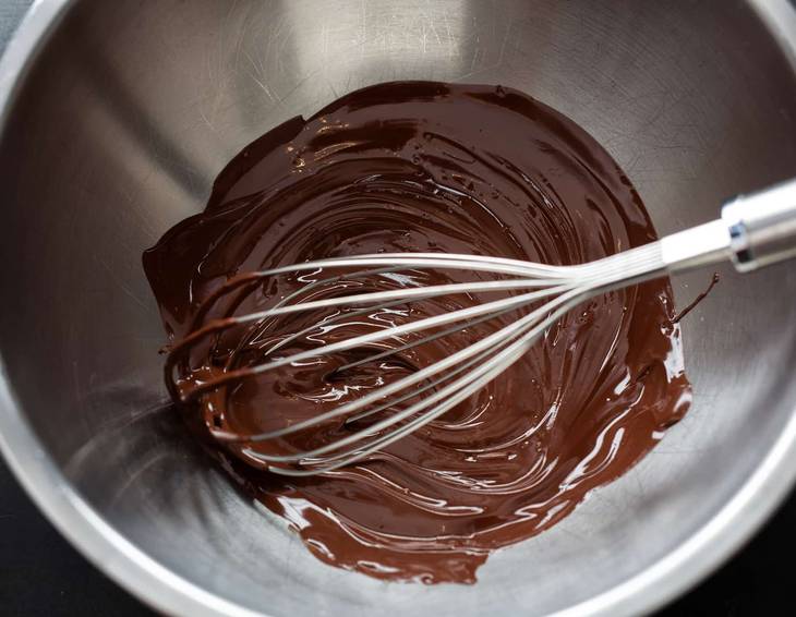 Was mache ich, wenn die Schokolade beim Schmelzen klumpt?