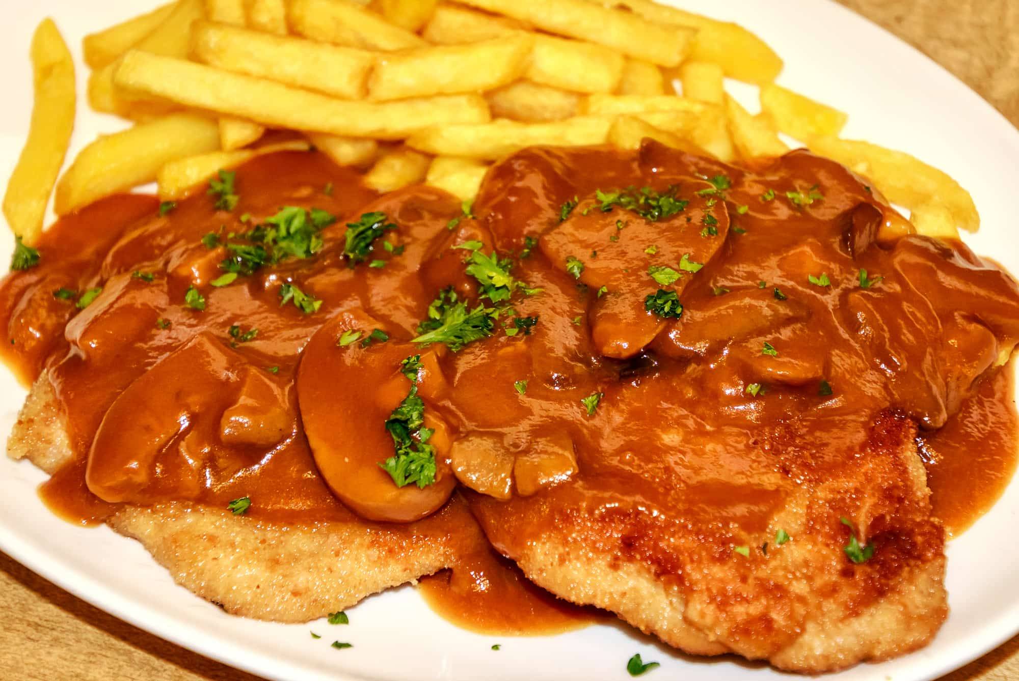 Jägerschnitzel mit geschwenkten Spätzle Rezept - ichkoche.de