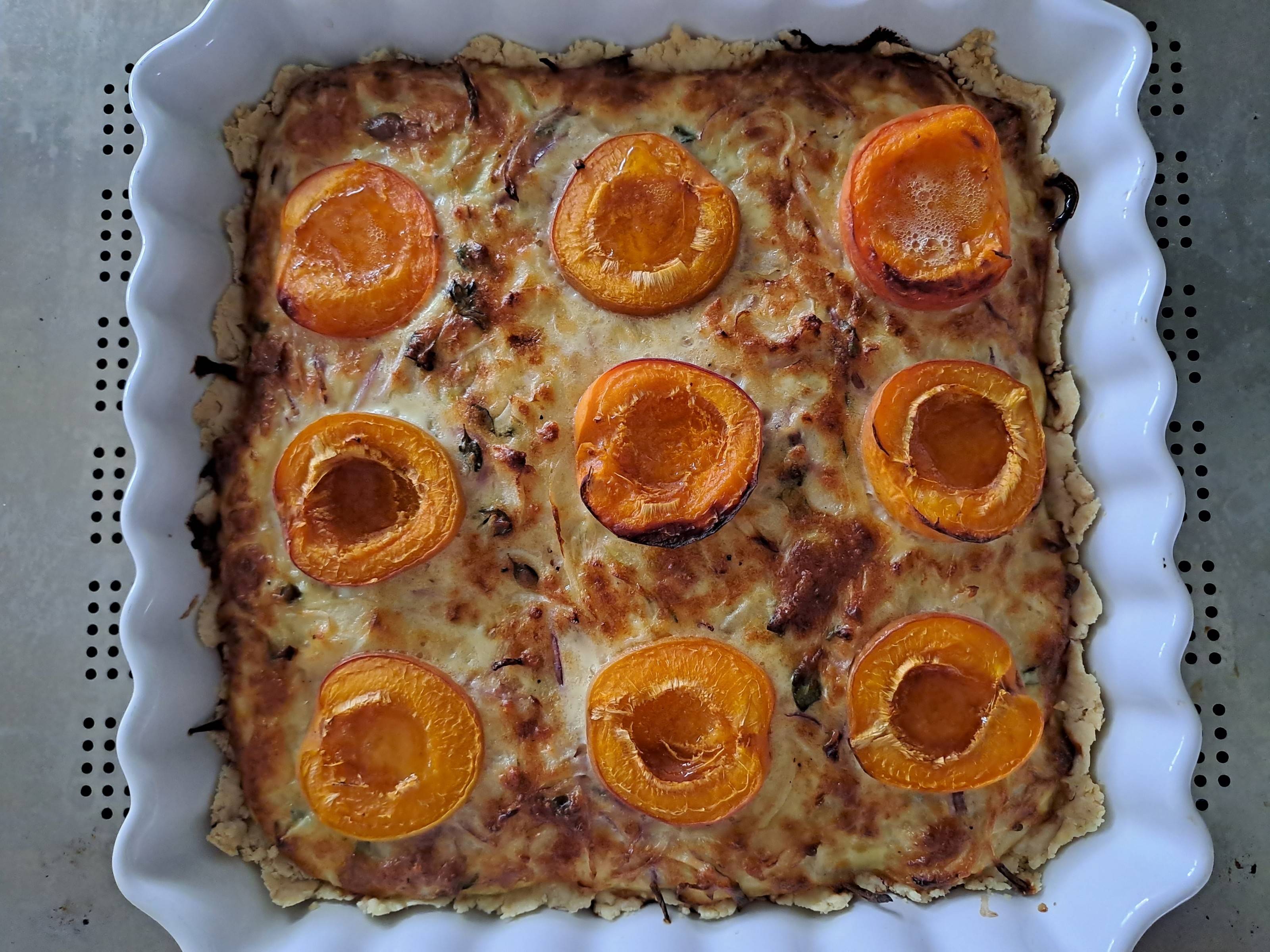 Zwiebelwähe mit Aprikosen