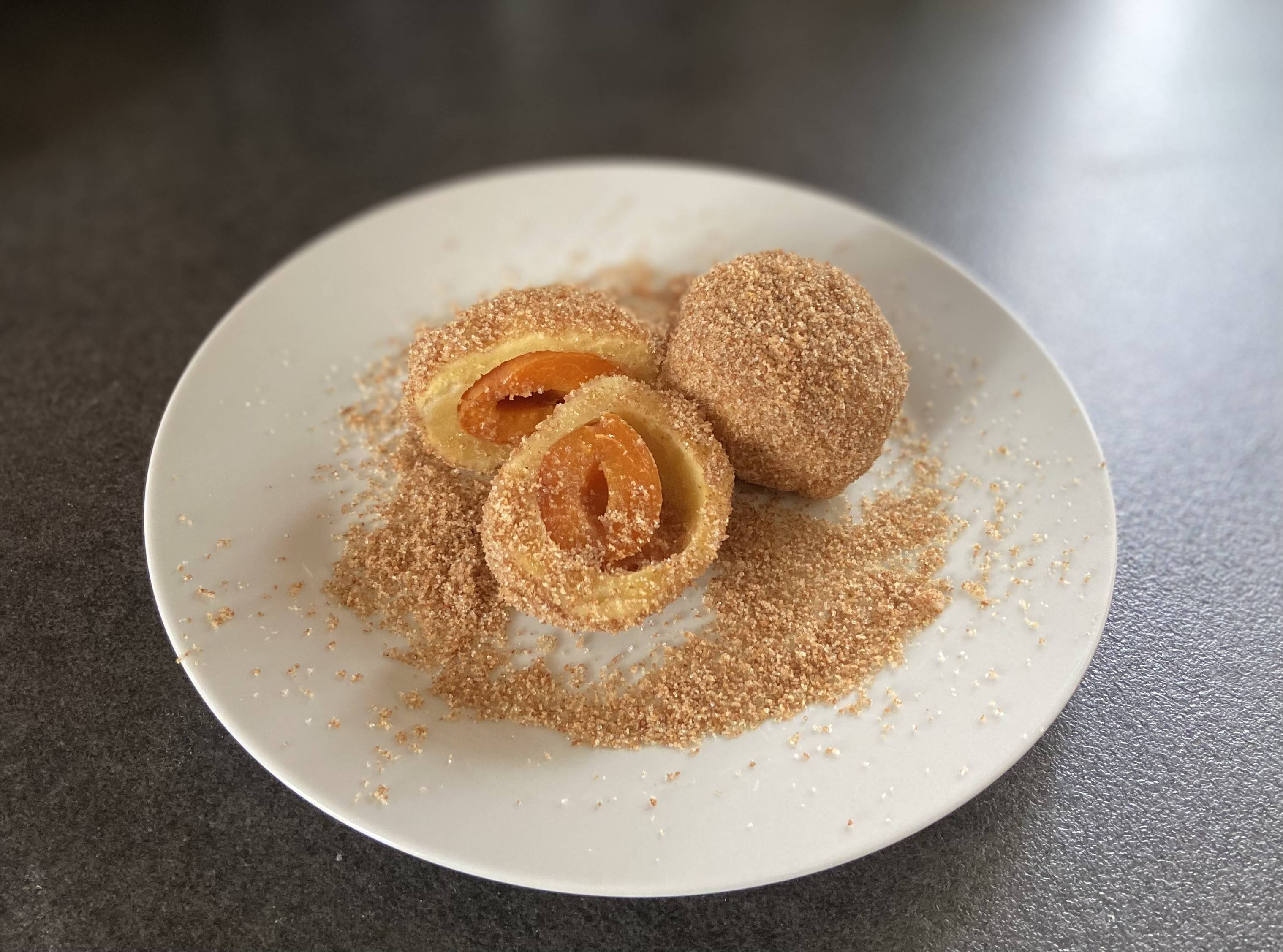 Marillenknödel mit Topfenteig