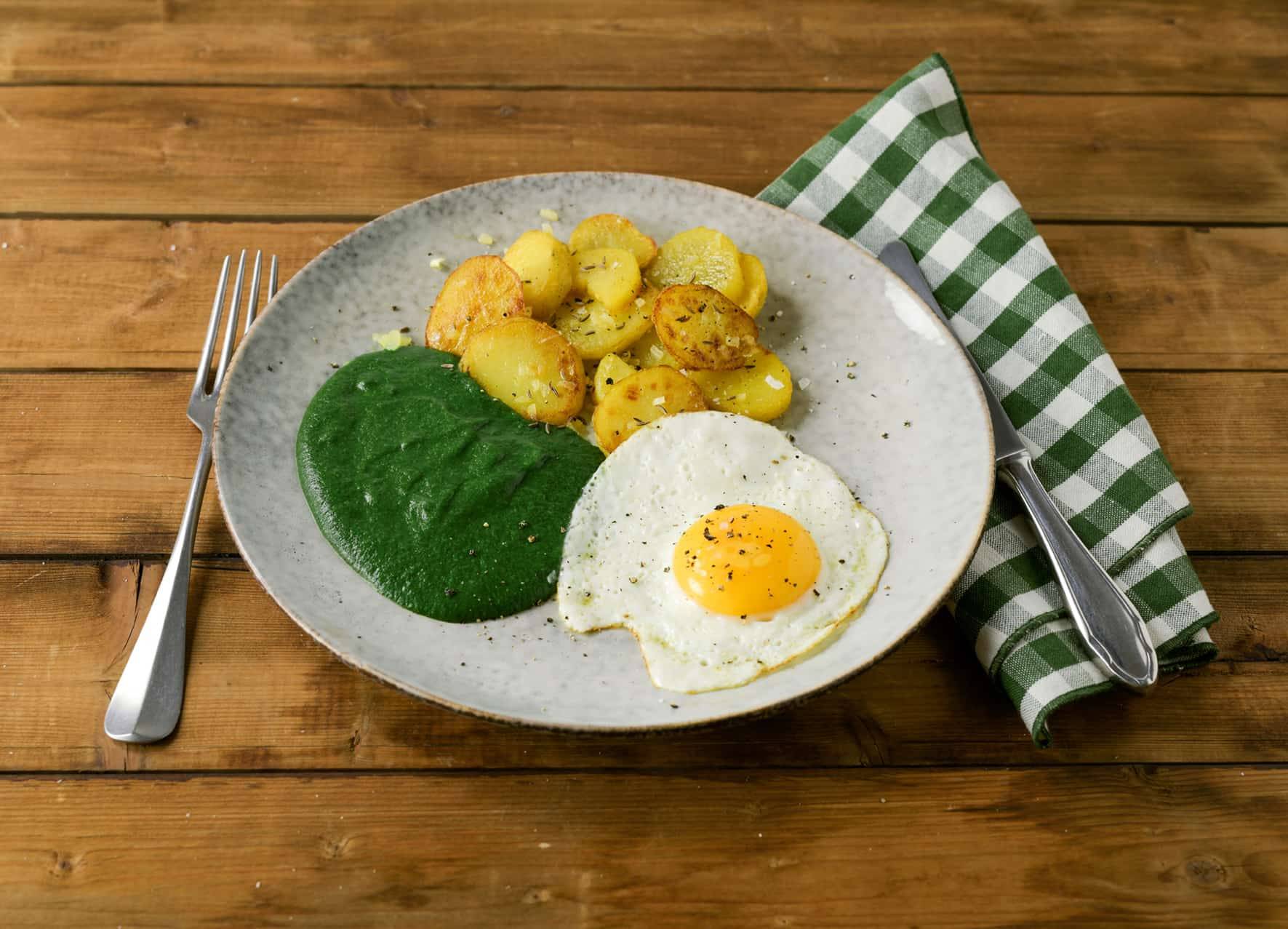 Cremespinat mit Kartoffeln und Spiegelei