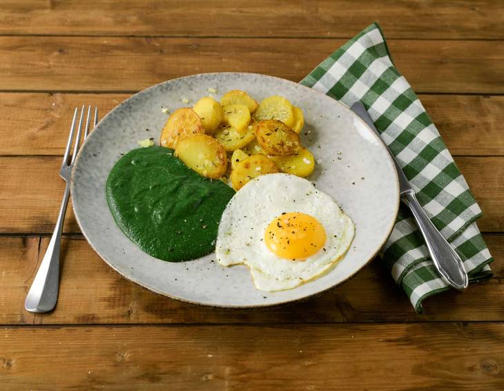 Cremespinat mit Kartoffeln und Spiegelei