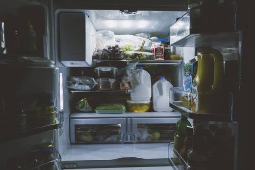 Abbildung 1: Wer nachts regelmäßig den Kühlschrank plündert, weil er so hungrig ist, dass er nicht w