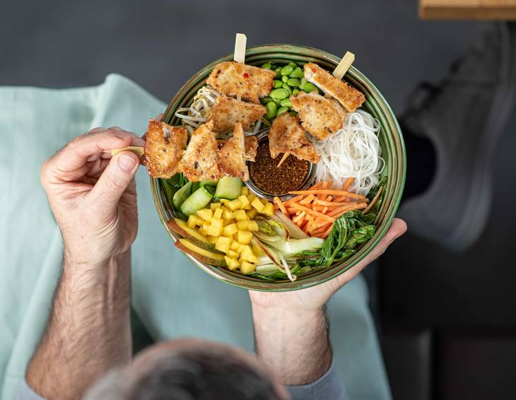 Asiatisch bunte Bowl mit Fungi Pad Spießen