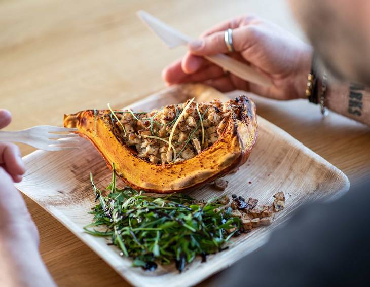 Kürbis gegrillt mit Fungi Pad Füllung Kürbis gegrillt mit Fungi Pad Füllung