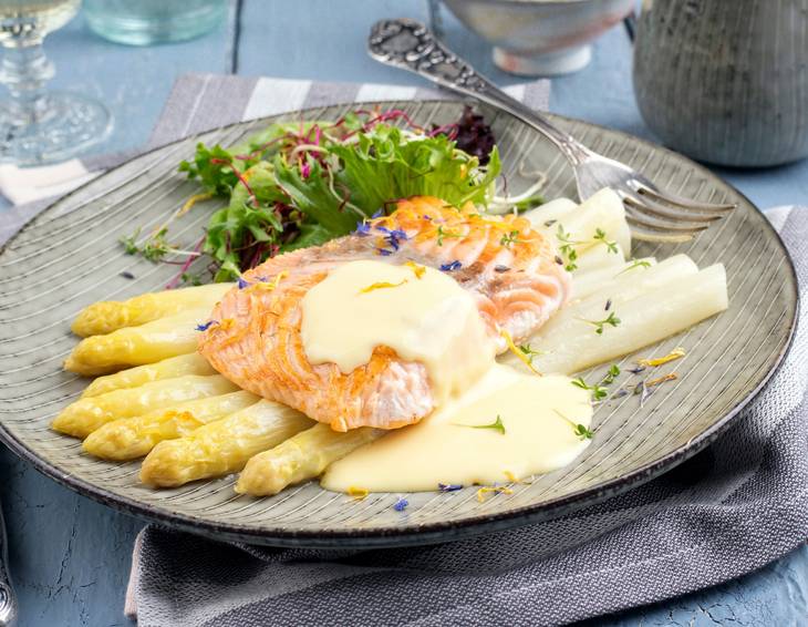 Gebratener Lachs mit Spargel Gebratener Lachs mit Spargel
