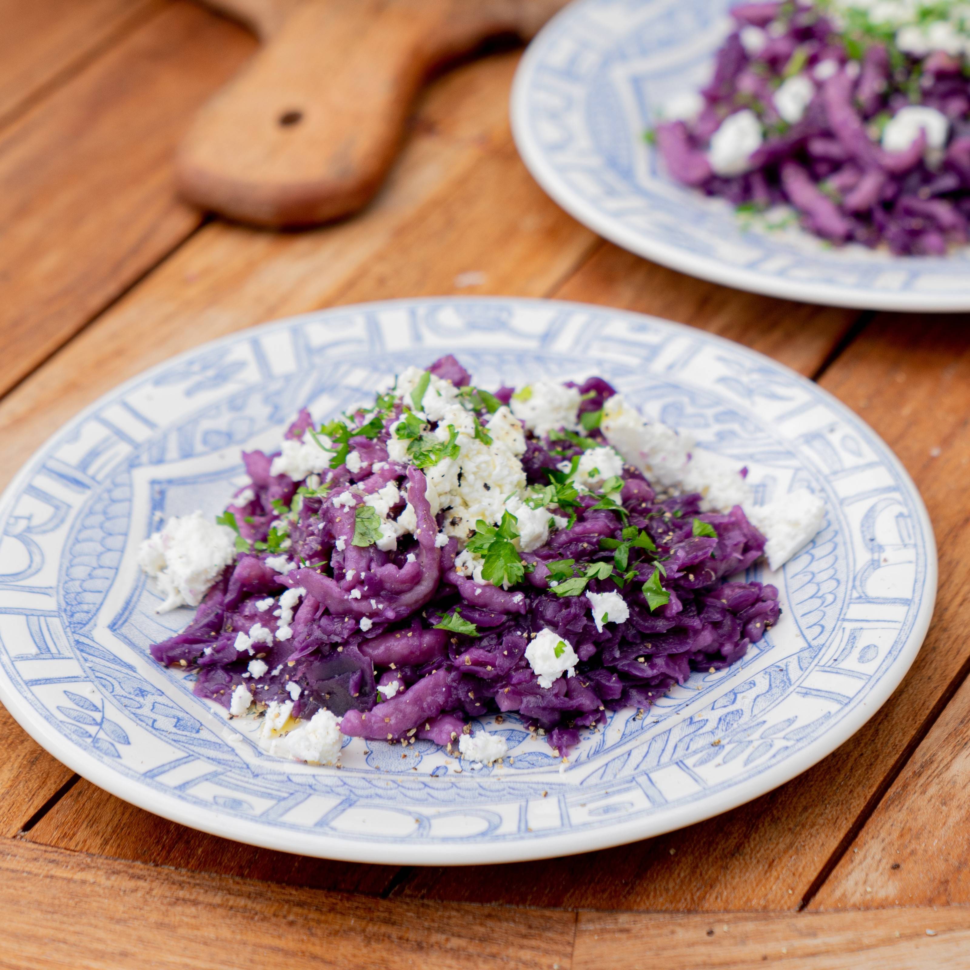 Rotkraut-Spätzle mit Feta und Petersilie Rezept - ichkoche.at