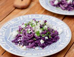 Rotkraut-Spätzle mit Feta und Petersilie Rotkraut-Spätzle mit Feta und Petersilie