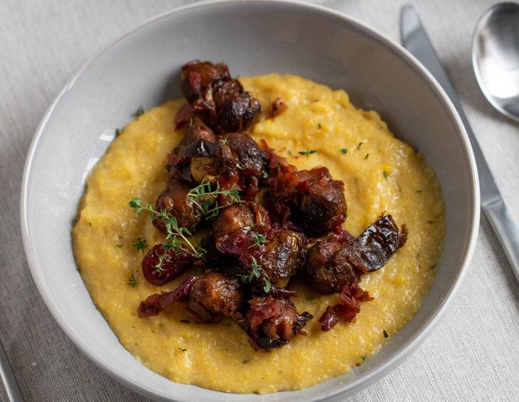 Balsamico-Kohlsprossen auf cremiger Polenta