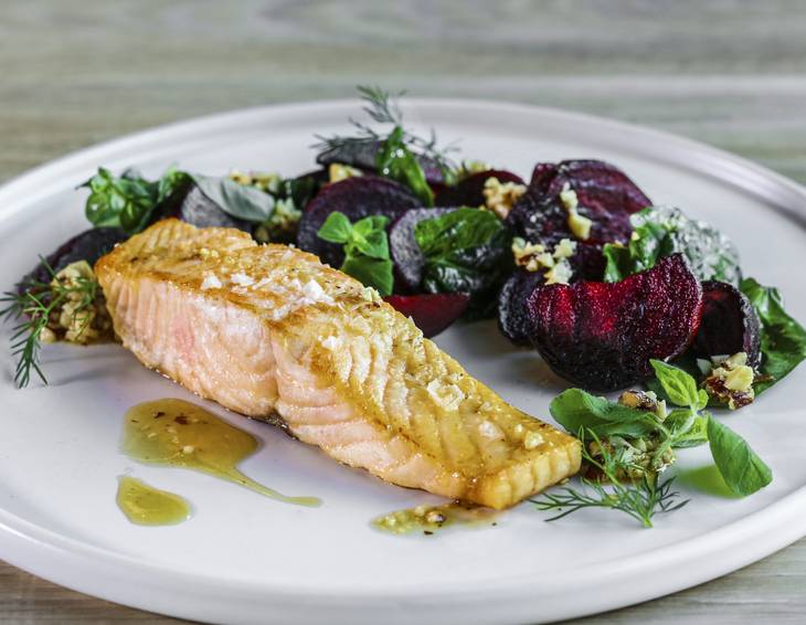 Ofenlachs mit Roten Rüben und Nussbutter Ofenlachs mit Roten Rüben und Nussbutter