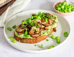 Sauerteigbrot mit Sojabohnenhummus und Champignons Sauerteigbrot mit Sojabohnenhummus und Champignons