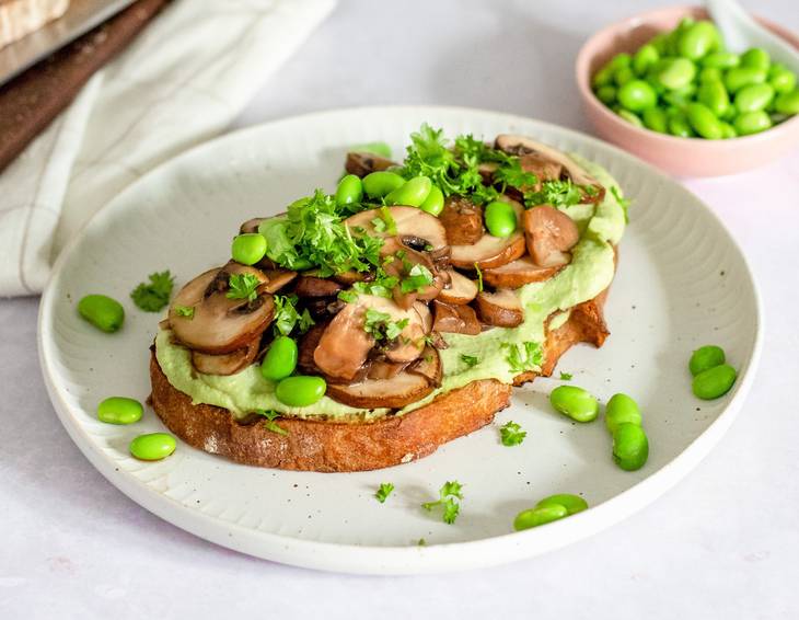 Sauerteigbrot mit Sojabohnenhummus und Champignons