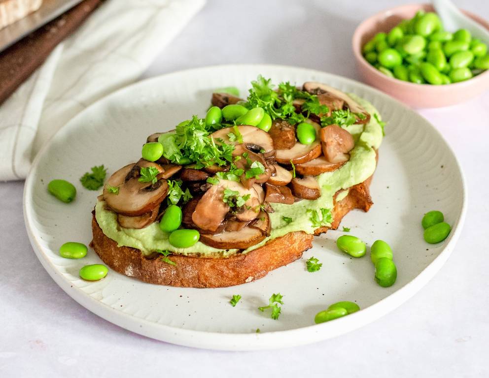 Sauerteigbrot mit Sojabohnenhummus und Champignons Sauerteigbrot mit Sojabohnenhummus und Champignons