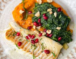 Kabeljaufilet mit Süßkartoffelpüree und Spinat Kabeljaufilet mit Süßkartoffelpüree und Spinat