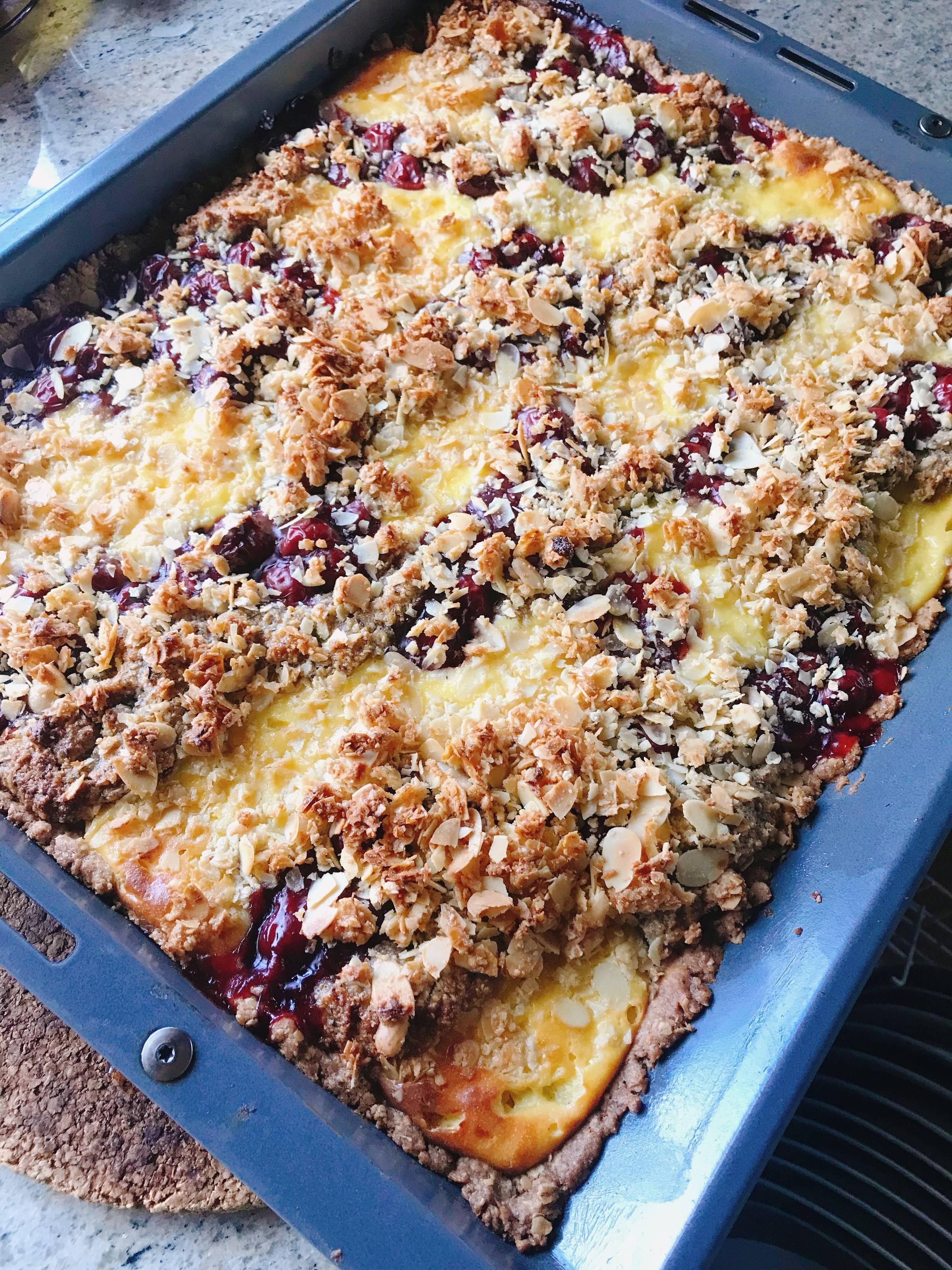 Kirschkuchen mit Schwarz-Weiss-Streusel