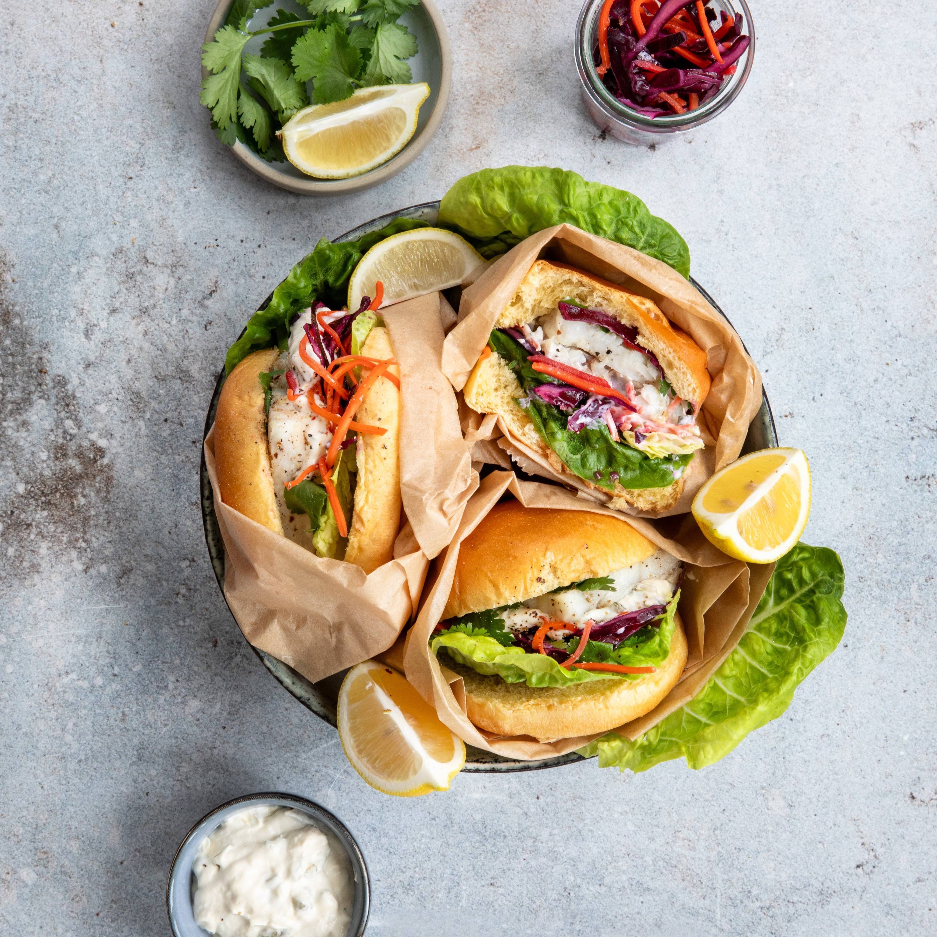 Polardorsch-Burger mit Coleslaw und Zitronenremoulade