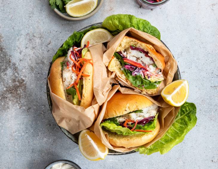 Polardorsch-Burger mit Coleslaw und Zitronenremoulade Polardorsch-Burger mit Coleslaw und Zitronenremoulade