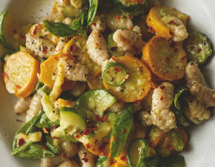 Zucchini Pasta mit Mascarpone, Basilikum & Zitrone von Julius Roberts Zucchini Pasta mit Mascarpone, Basilikum & Zitrone von Julius Roberts