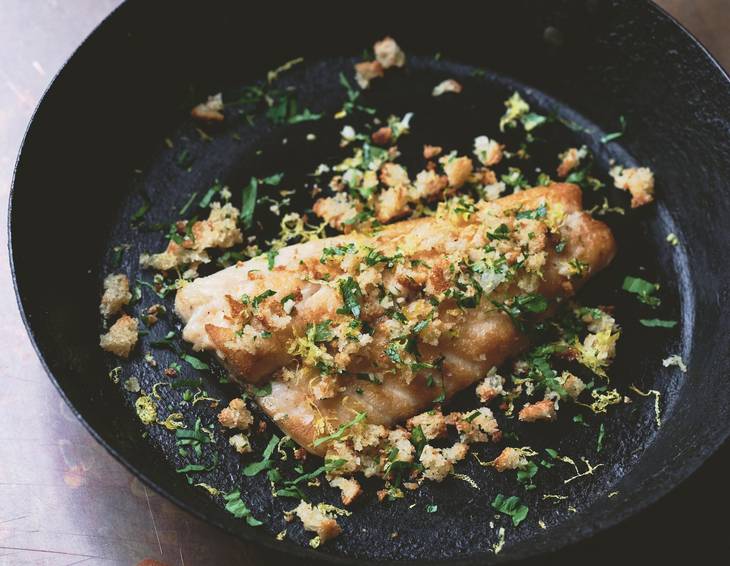Wolfsbarsch mit Migas, Zitrone, Knoblauch und Petersilie Wolfsbarsch mit Migas, Zitrone, Knoblauch und Petersilie